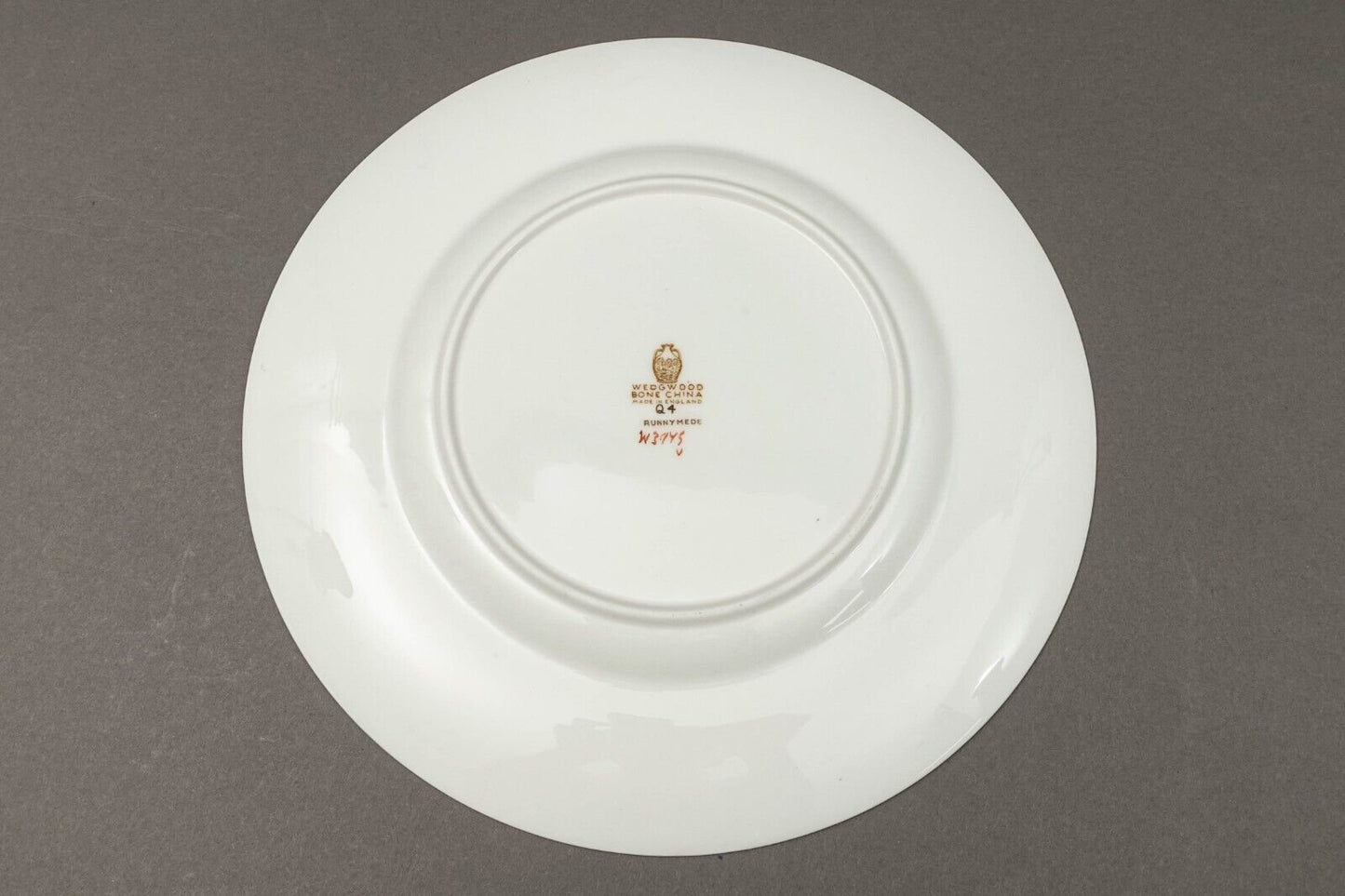 Wedgwood England Runnymede Cream Bone China 10 1/2" Dinner Plate Set Of 4