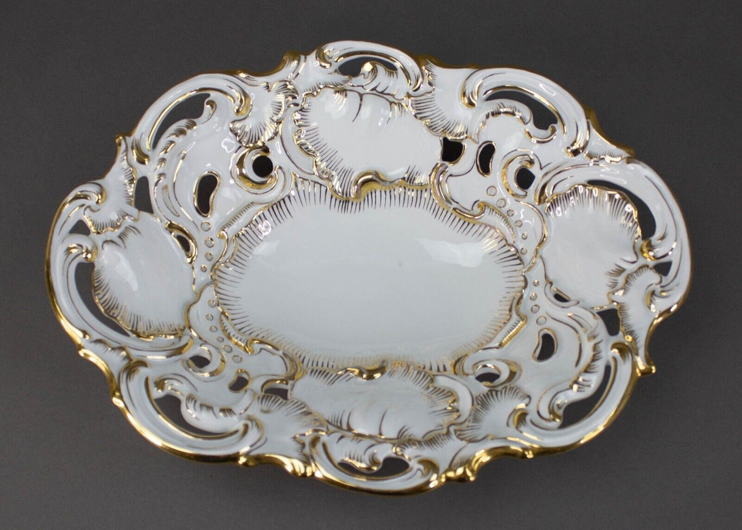 Meissen Rococo Shell High Relief Gold Oval Porcelain Center Serving Fruit Bowl