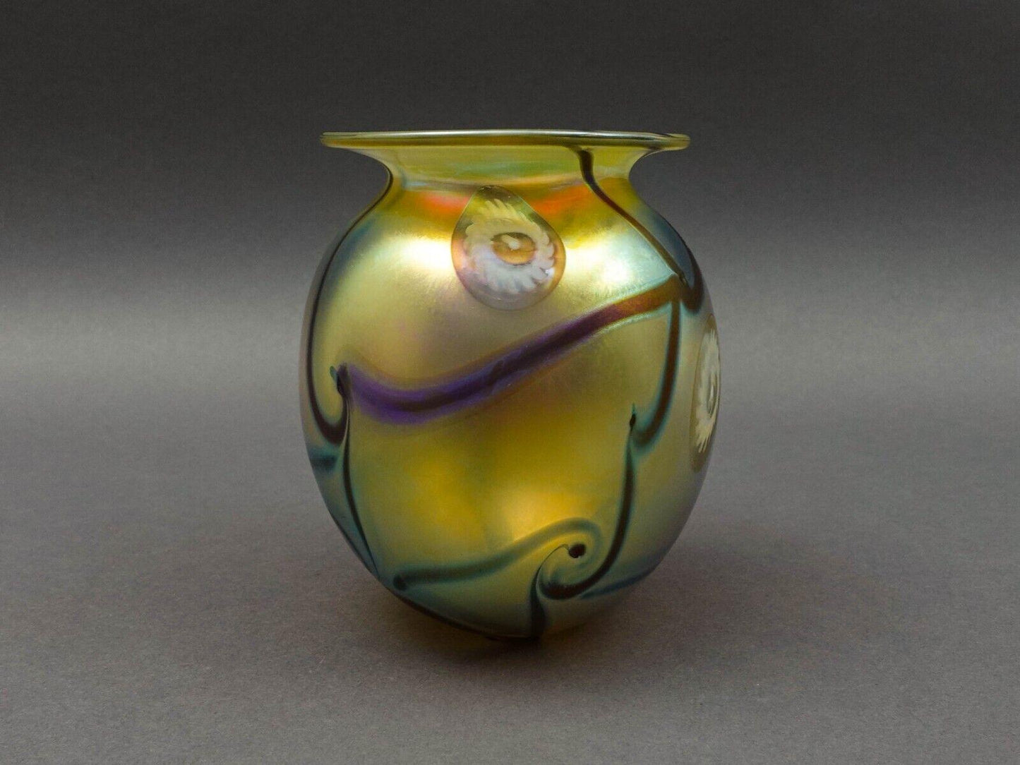 Robert Eickholt 1995 Iridescent Gold Aurene Art Glass Sea Anemone Flower Vase 5"