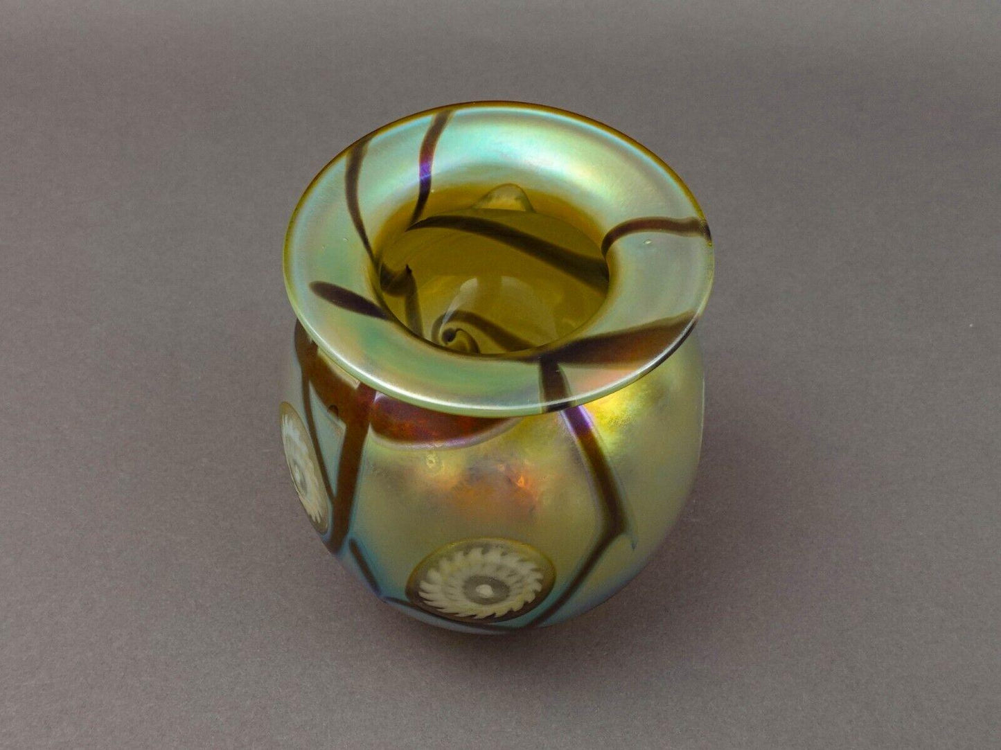 Robert Eickholt 1995 Iridescent Gold Aurene Art Glass Sea Anemone Flower Vase 5"