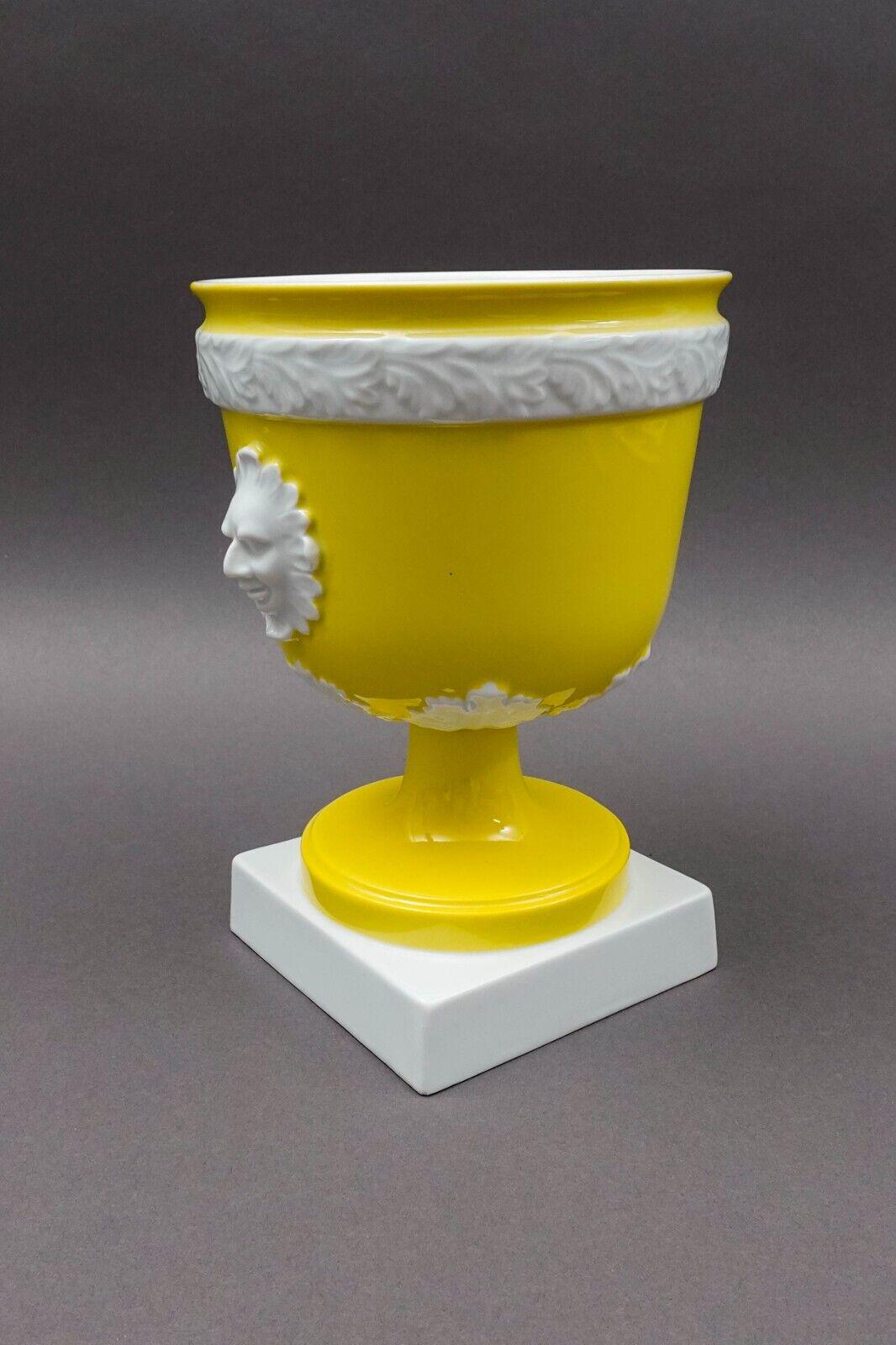 Vista Alegre Portugal Mottahedeh Yellow Pedestal Cache Pot Planter Jardiniere