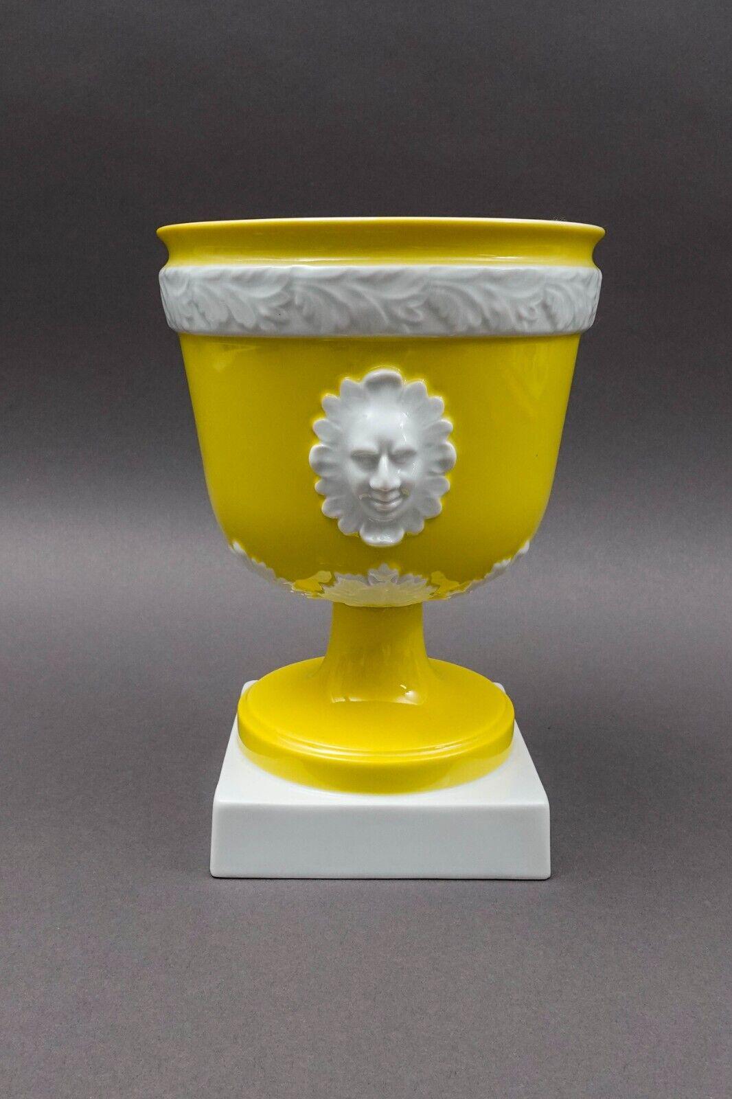 Vista Alegre Portugal Mottahedeh Yellow Pedestal Cache Pot Planter Jardiniere