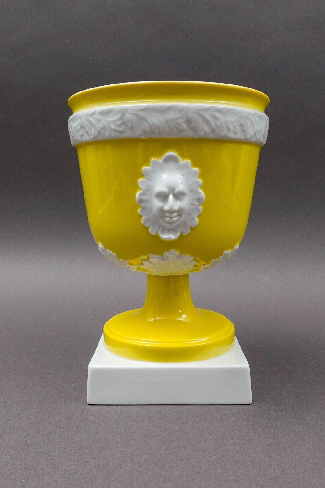 Vista Alegre Portugal Mottahedeh Yellow Pedestal Cache Pot Planter Jardiniere