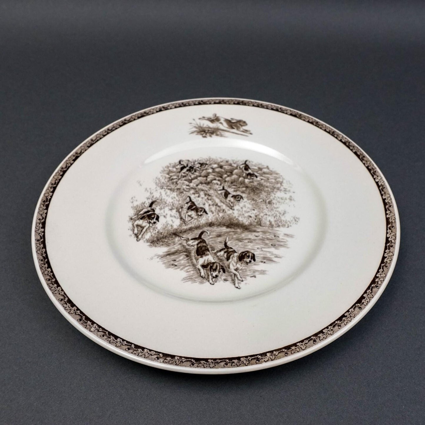 Wedgwood England Sporting Dog "A Hot Scent" Beagles Plate Marguerite Kirmse