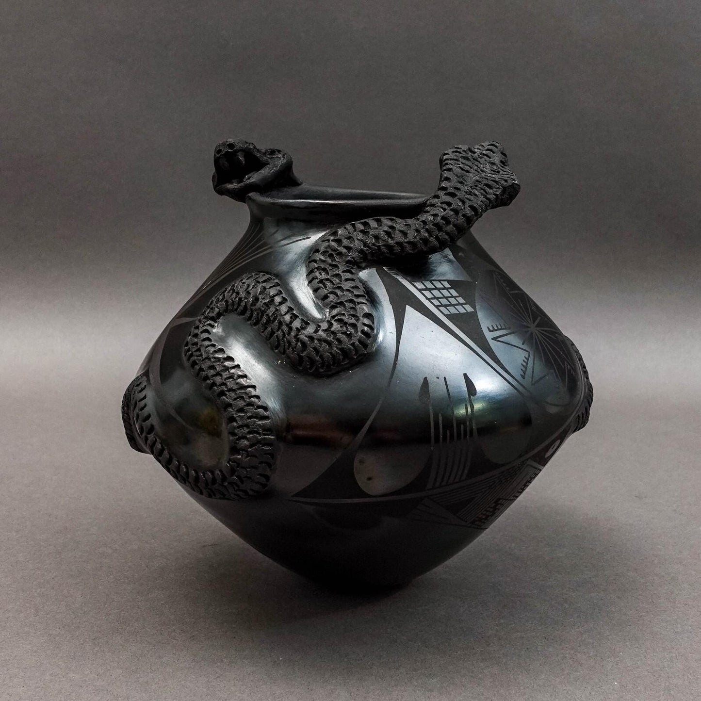 Rito Talavera Quezada Mata Ortiz Rattle Snake Casa Grandes Pottery Vase 6.5"
