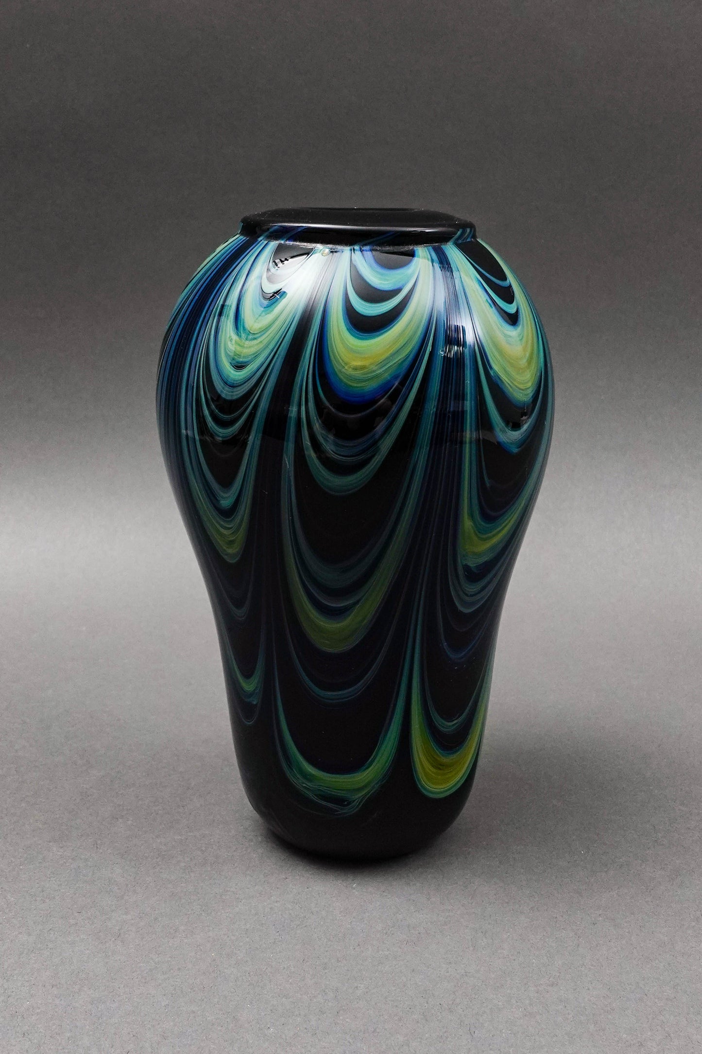 William Worcester Signed 1975 Hawaiian Maui Studio Art Glass Vase 7 5/8"
