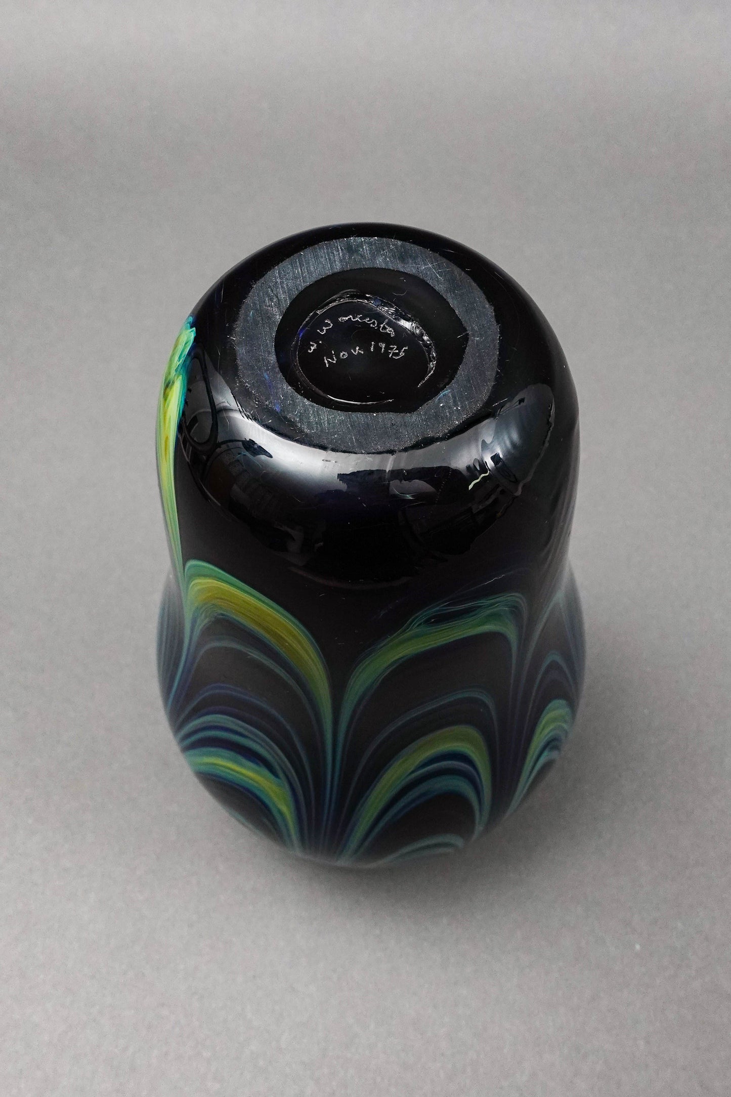 William Worcester Signed 1975 Hawaiian Maui Studio Art Glass Vase 7 5/8"