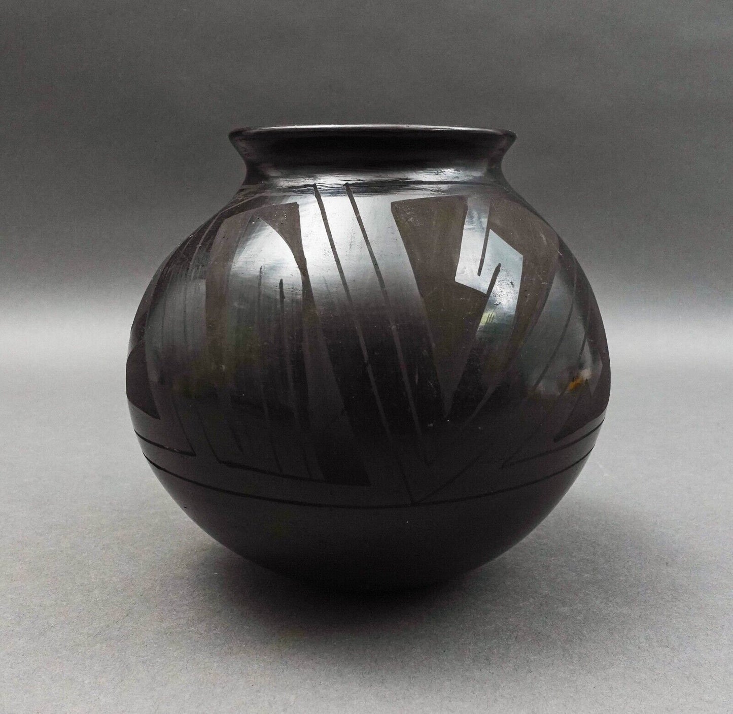 Mata Ortiz Tomasa Mora Signed Black Southwest Pottery Vase 6"