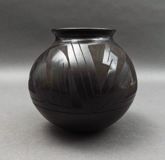 Mata Ortiz Tomasa Mora Signed Black Southwest Pottery Vase 6"