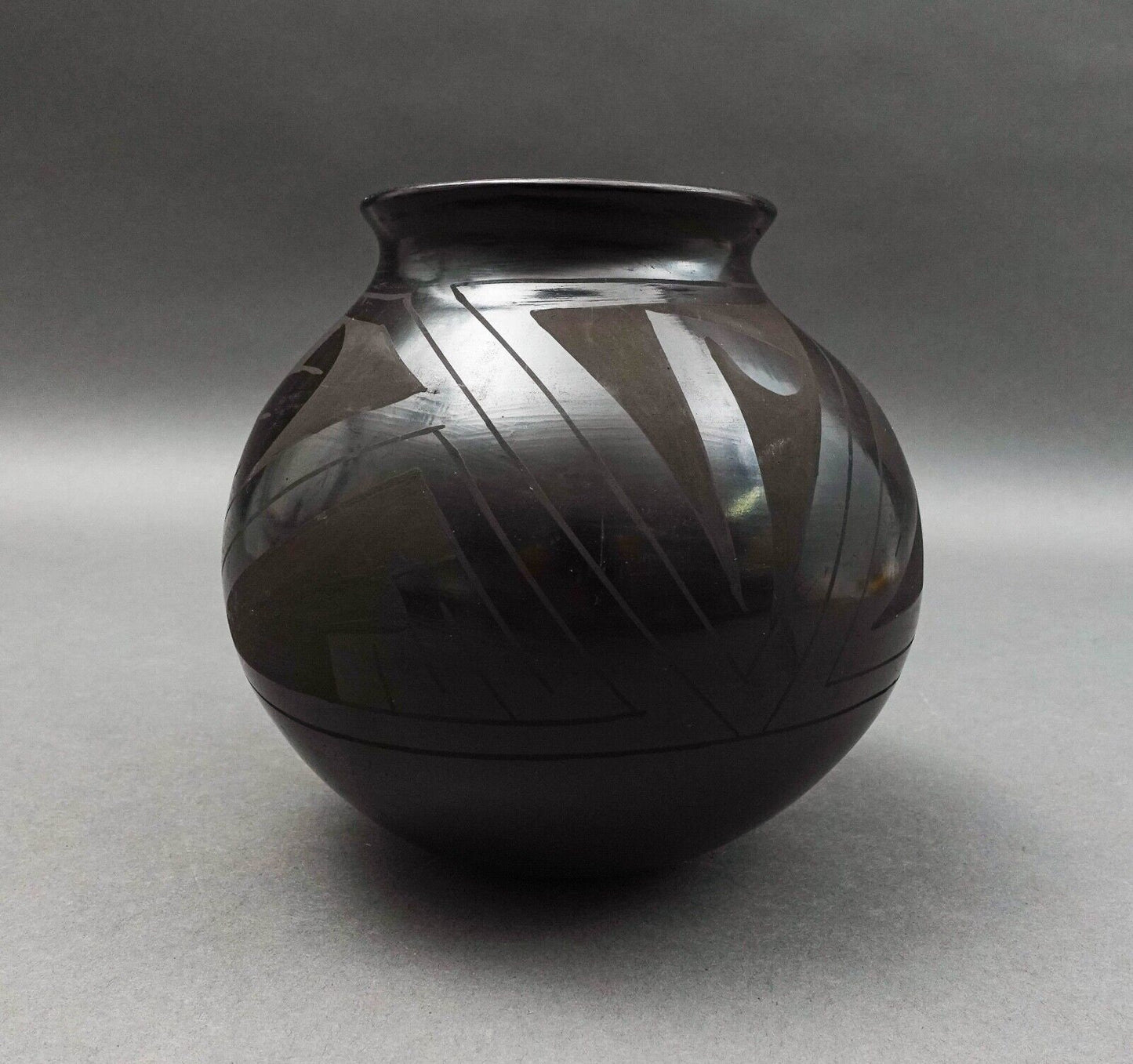 Mata Ortiz Tomasa Mora Signed Black Southwest Pottery Vase 6"