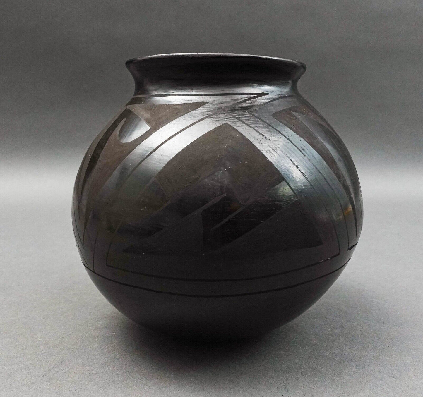 Mata Ortiz Tomasa Mora Signed Black Southwest Pottery Vase 6"