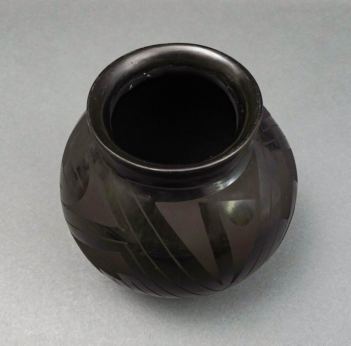 Mata Ortiz Tomasa Mora Signed Black Southwest Pottery Vase 6"