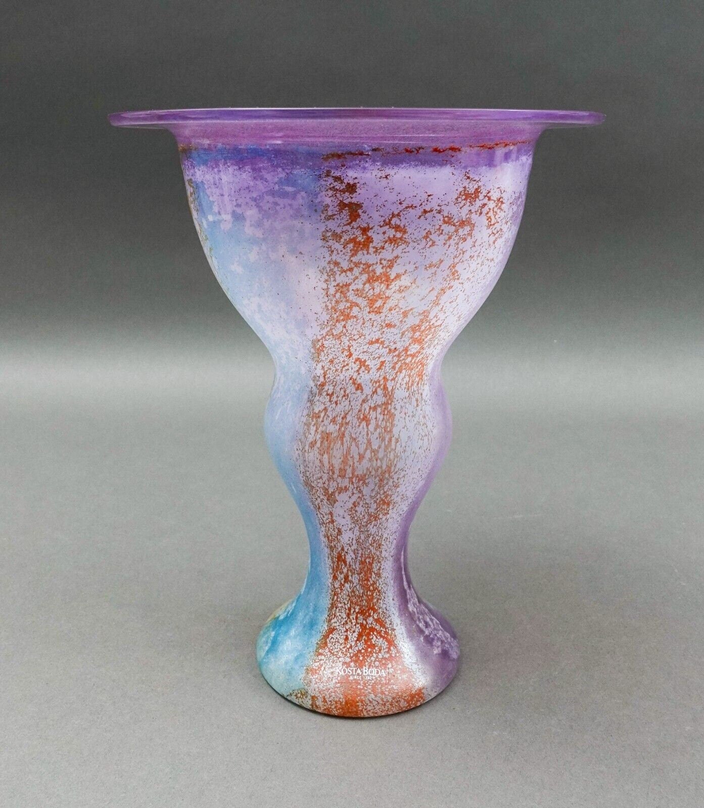 Kosta Boda Sweden Kjell Engman Signed Can Can Flower Art Glass Vase 8 5/8"