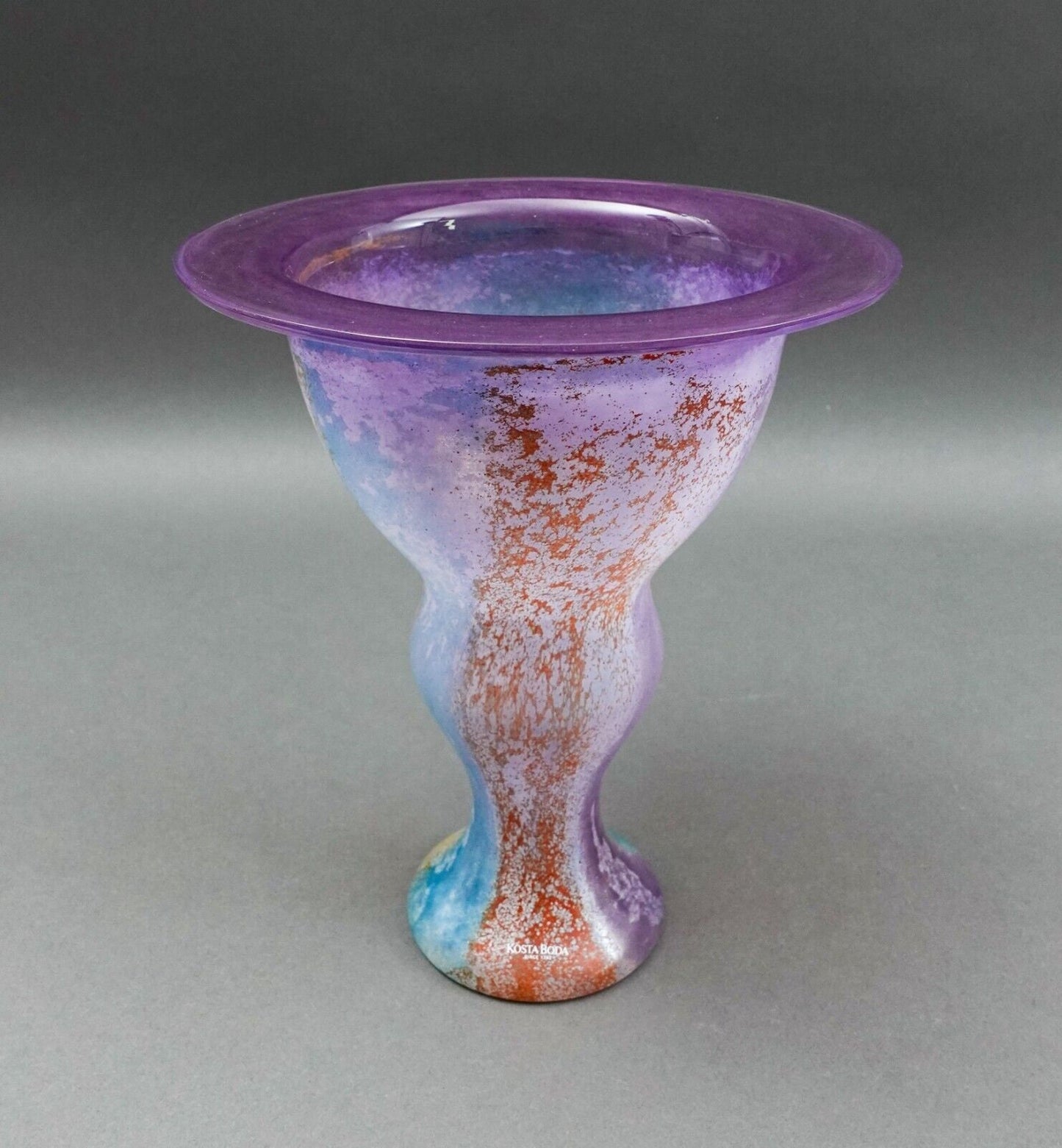 Kosta Boda Sweden Kjell Engman Signed Can Can Flower Art Glass Vase 8 5/8"