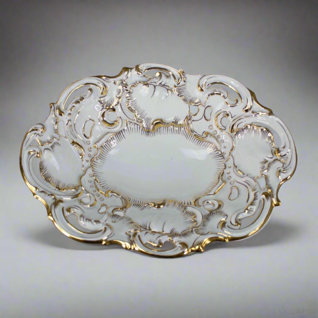 Meissen Rococo Shell High Relief Gold Oval Porcelain Center Serving Fruit Bowl