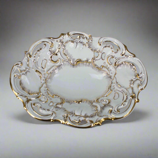 Meissen Rococo Shell High Relief Gold Oval Porcelain Center Serving Fruit Bowl