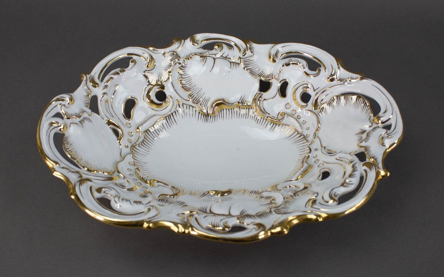 Meissen Rococo Shell High Relief Gold Oval Porcelain Center Serving Fruit Bowl
