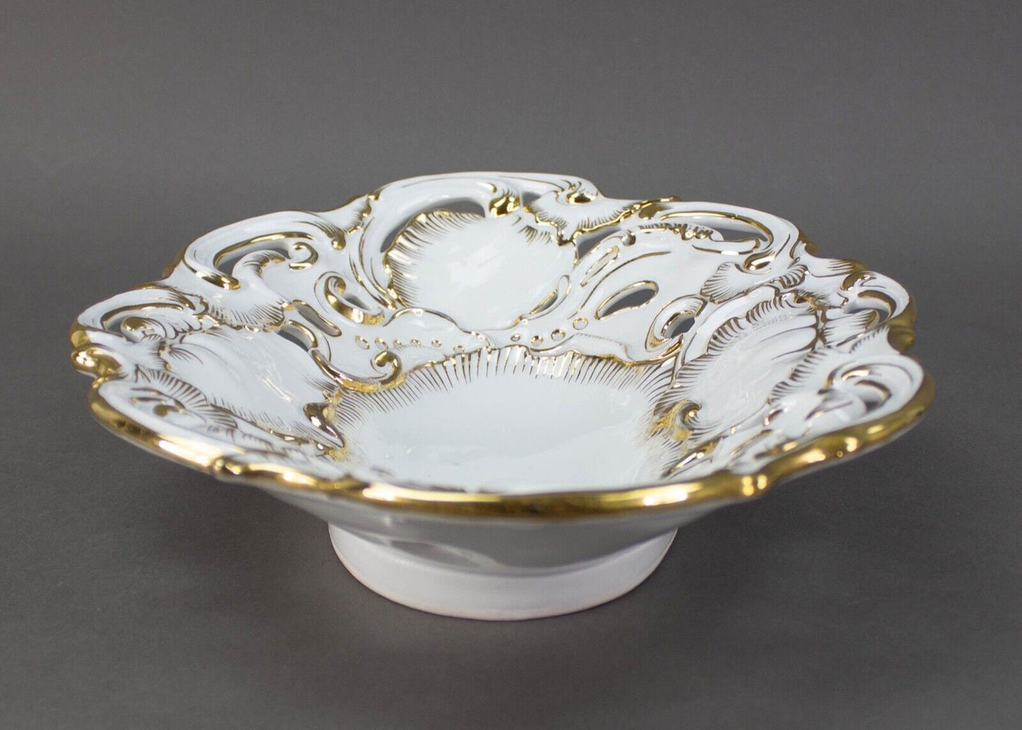 Meissen Rococo Shell High Relief Gold Oval Porcelain Center Serving Fruit Bowl