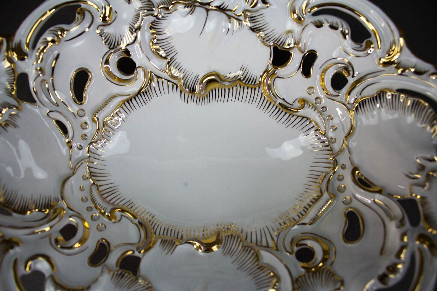 Meissen Rococo Shell High Relief Gold Oval Porcelain Center Serving Fruit Bowl