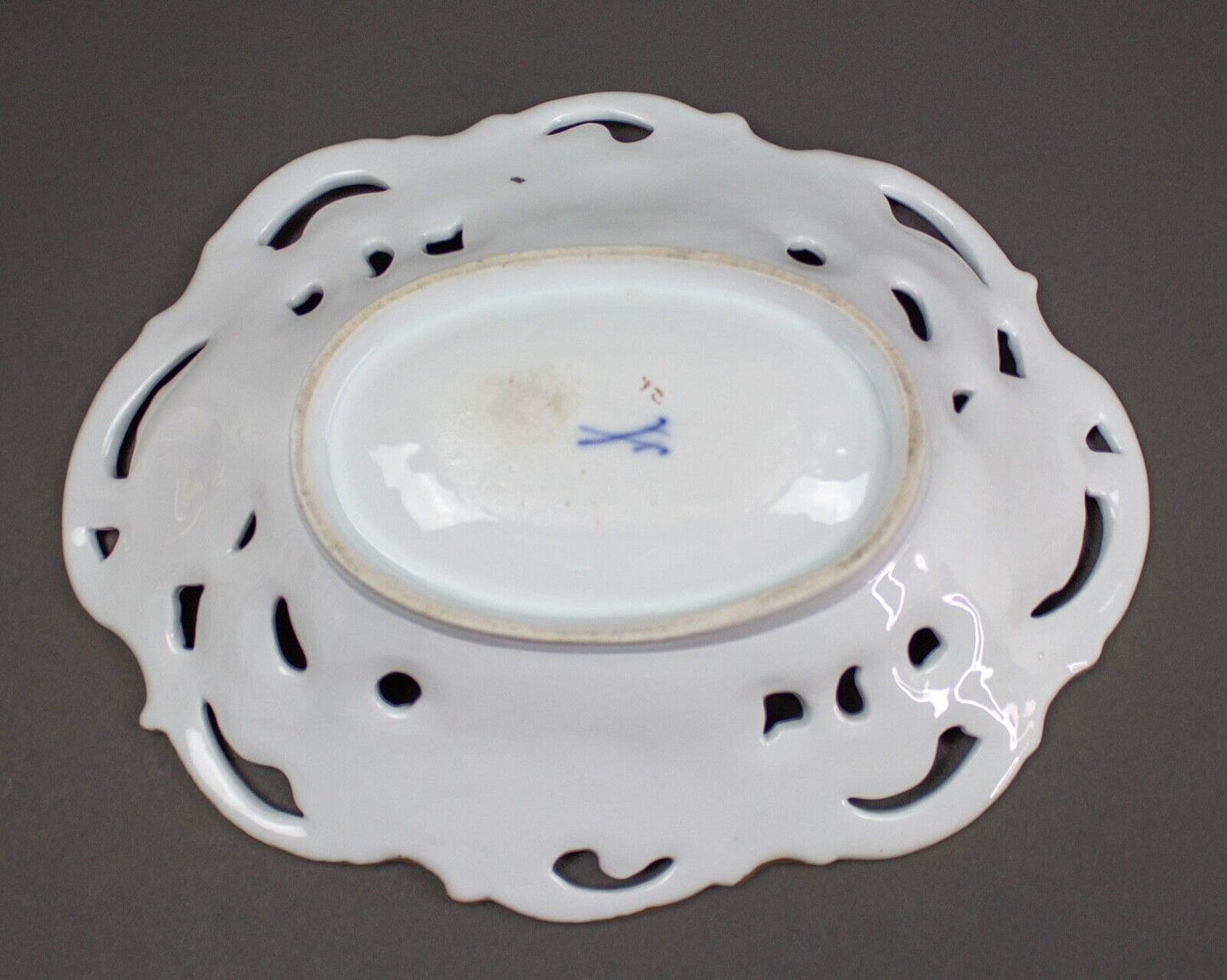 Meissen Rococo Shell High Relief Gold Oval Porcelain Center Serving Fruit Bowl