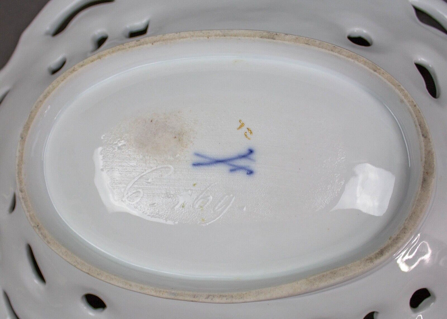 Meissen Rococo Shell High Relief Gold Oval Porcelain Center Serving Fruit Bowl