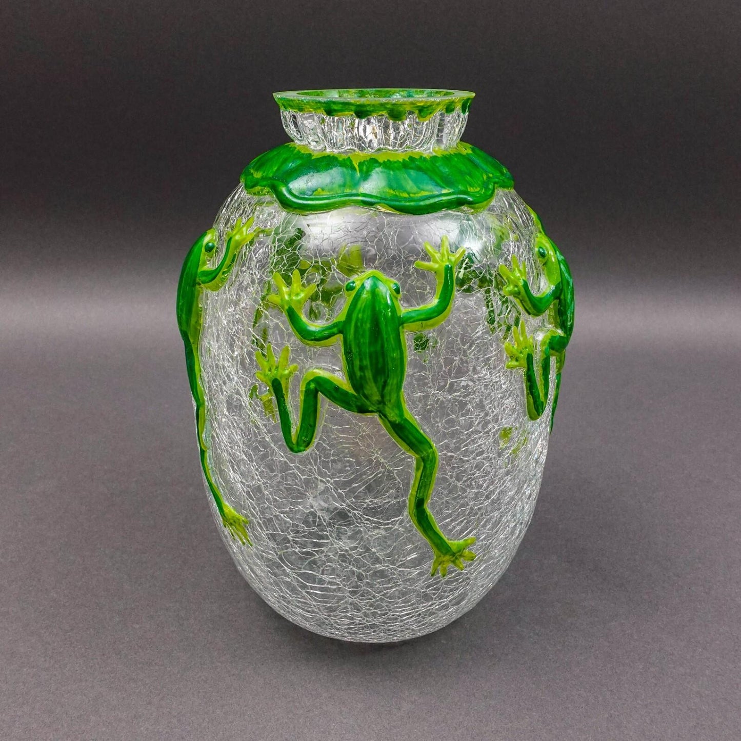 Vintage Applied Five Green Frogs In Relief Clear Crackle Glass Vase 10 1/8"