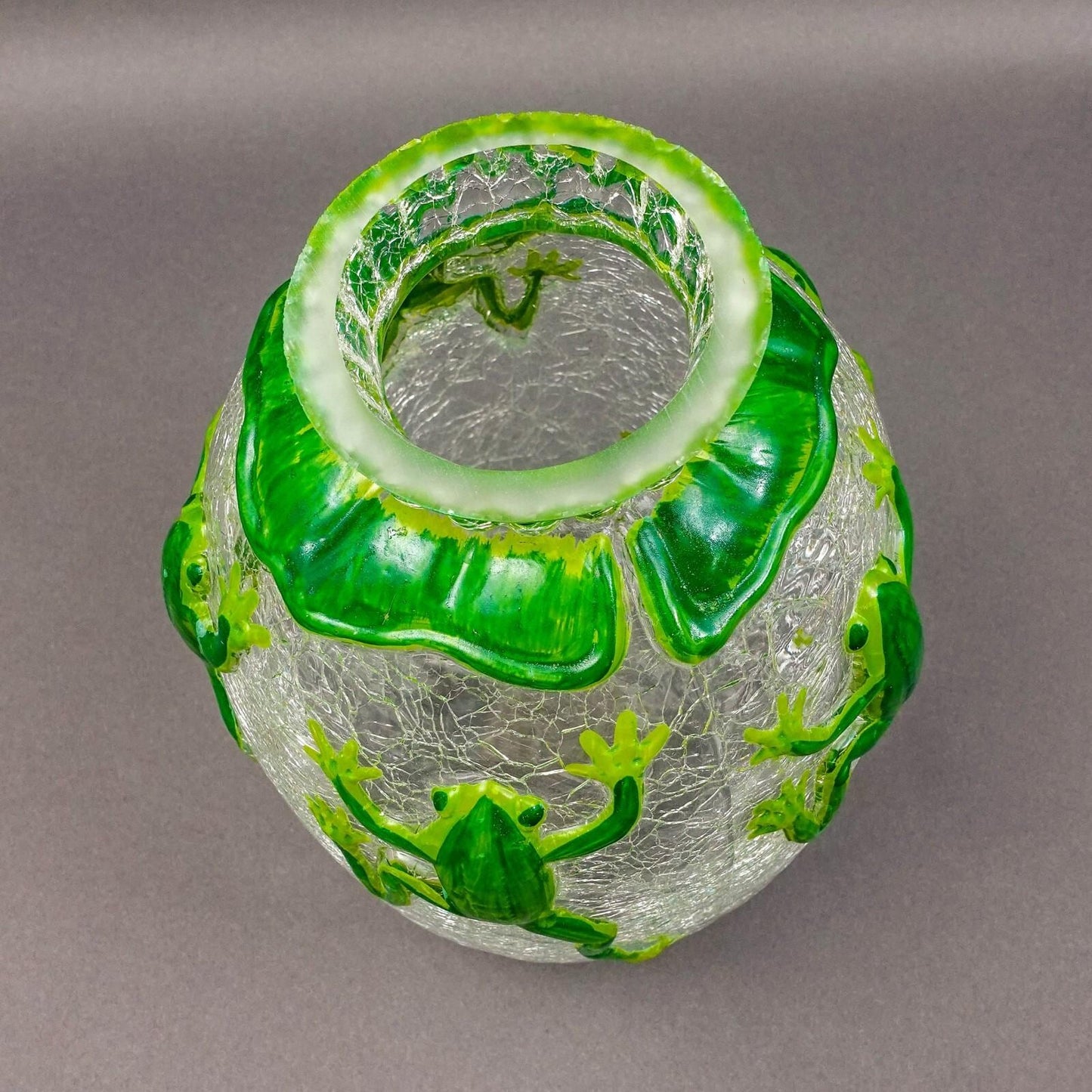 Vintage Applied Five Green Frogs In Relief Clear Crackle Glass Vase 10 1/8"
