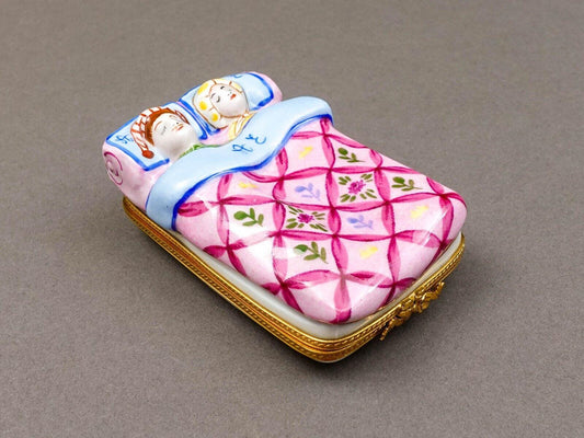 Limoges France Vintage Peint Main Sleeping Couple In Bed Porcelain Trinket Box