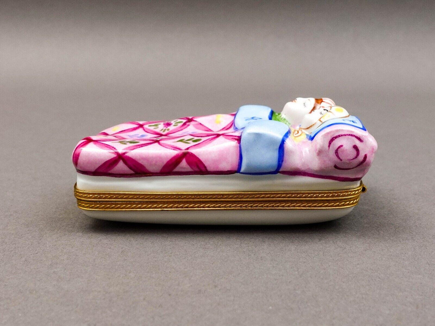 Limoges France Vintage Peint Main Sleeping Couple In Bed Porcelain Trinket Box