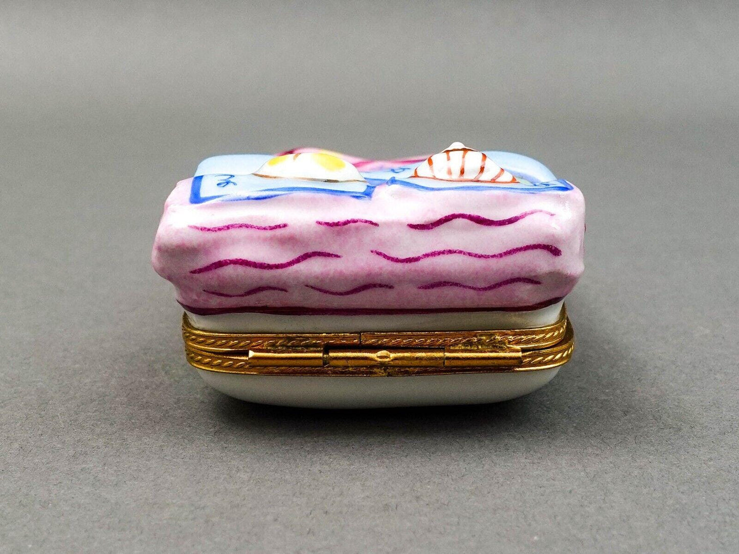 Limoges France Vintage Peint Main Sleeping Couple In Bed Porcelain Trinket Box