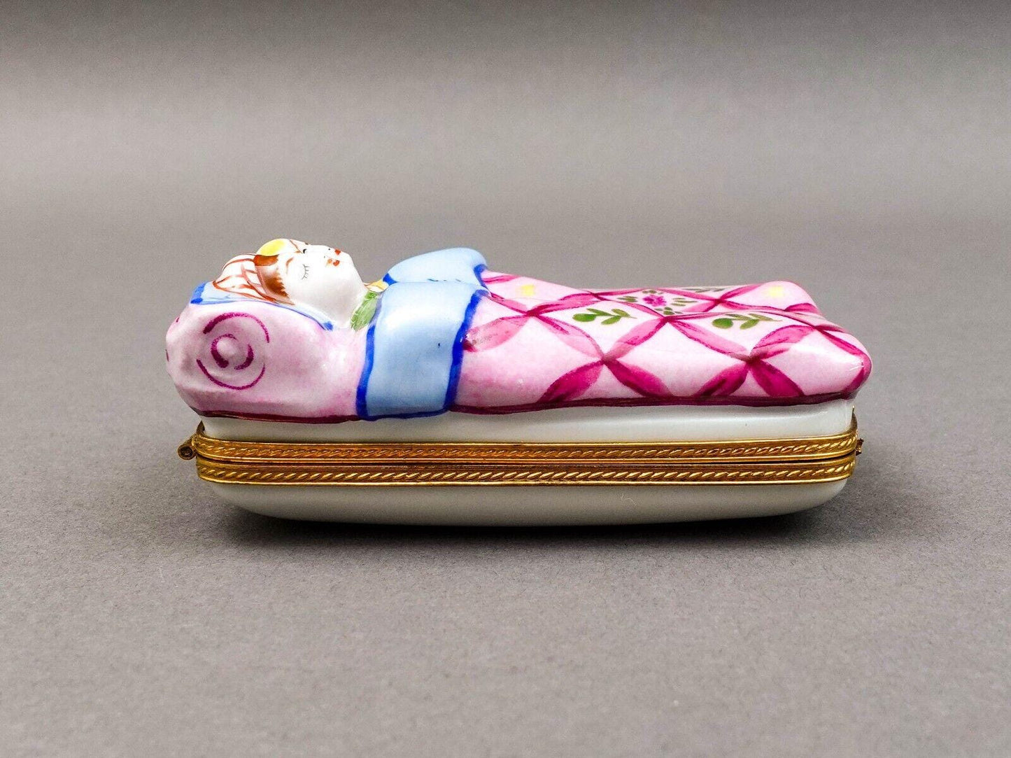 Limoges France Vintage Peint Main Sleeping Couple In Bed Porcelain Trinket Box