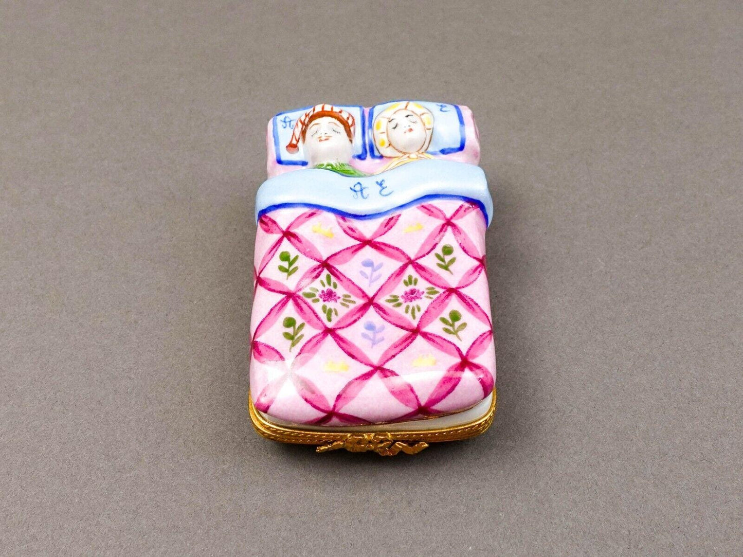 Limoges France Vintage Peint Main Sleeping Couple In Bed Porcelain Trinket Box