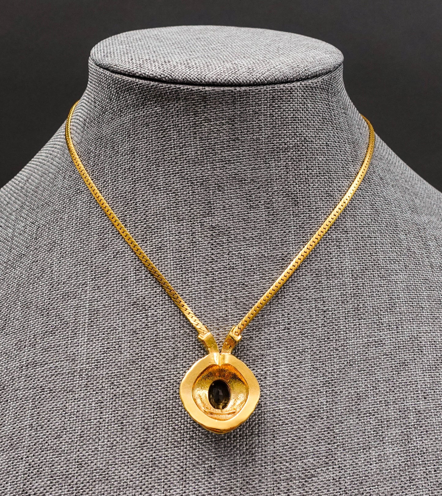 Nina Ricci Vintage Faux Onyx Rhinestone Gold Tone Herringbone Chain Necklace