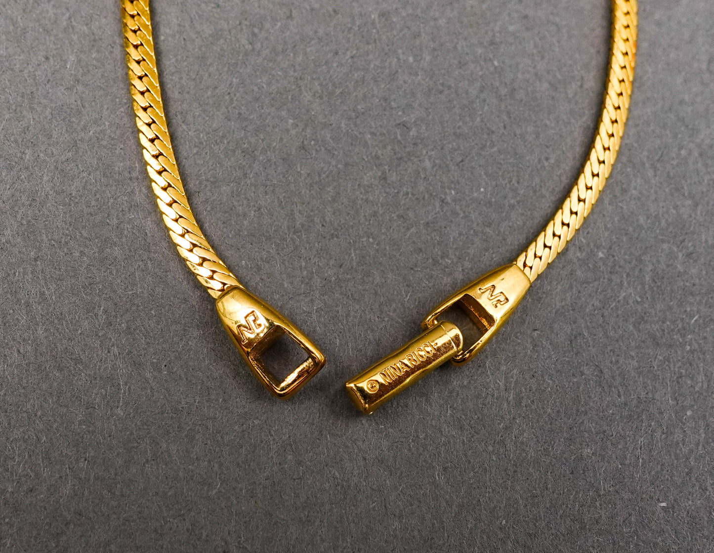 Nina Ricci Vintage Faux Onyx Rhinestone Gold Tone Herringbone Chain Necklace