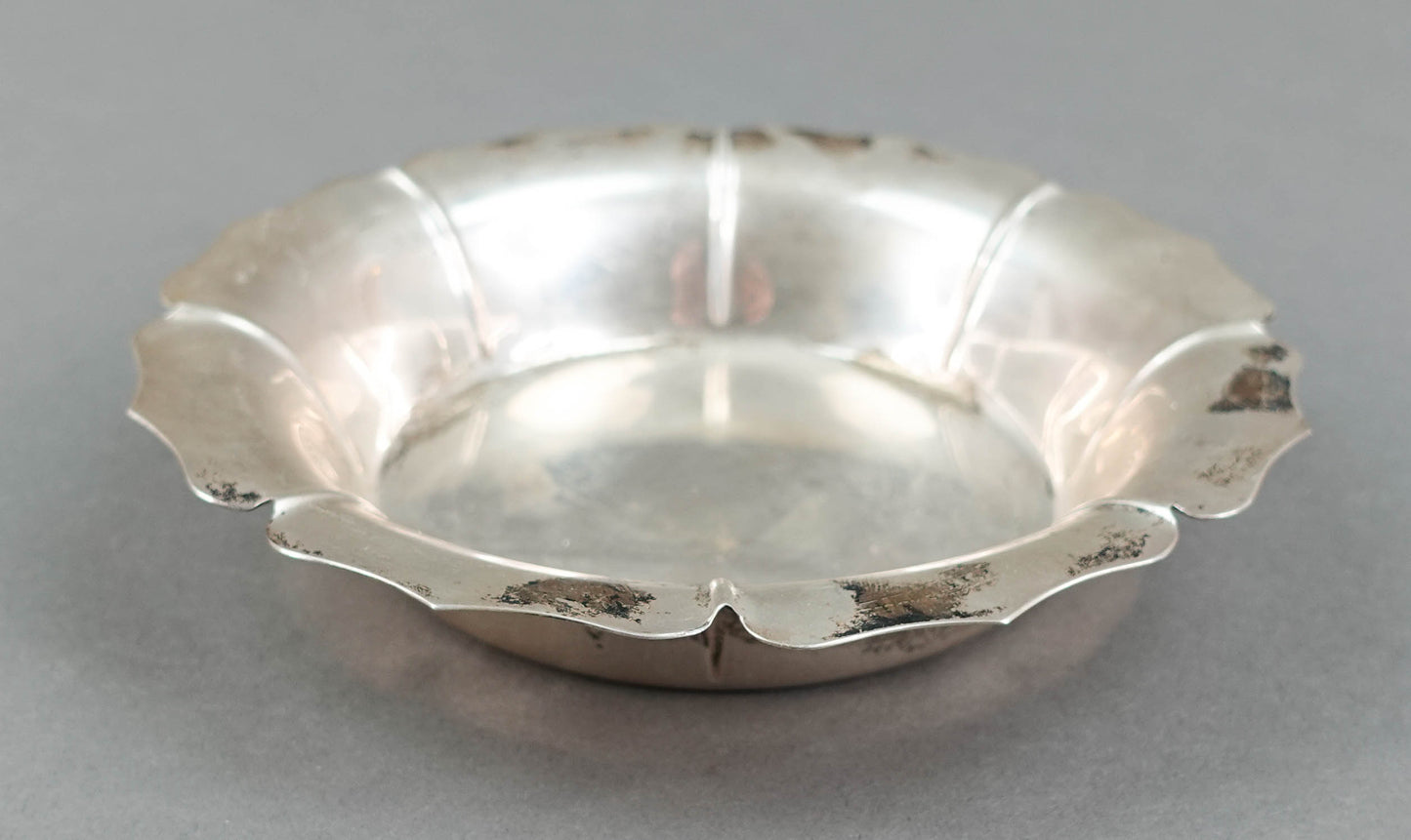 Lunt Sterling Silver 704-D Early Dublin Design Circa 1720 Scalloped Dish 123 Gr