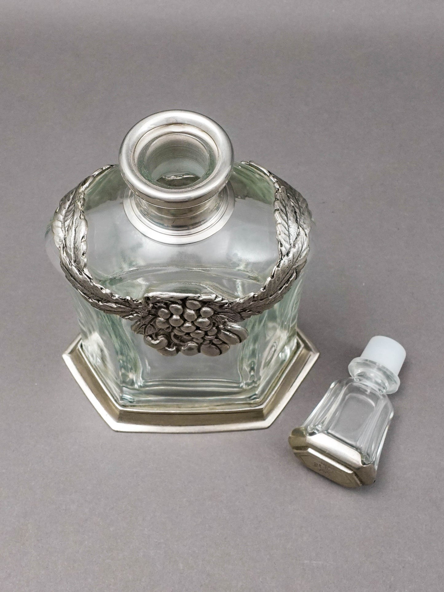 Brescia Peltro Italy Grape Pewter Etain Zinn 95% Crystal Glass Whiskey Decanter