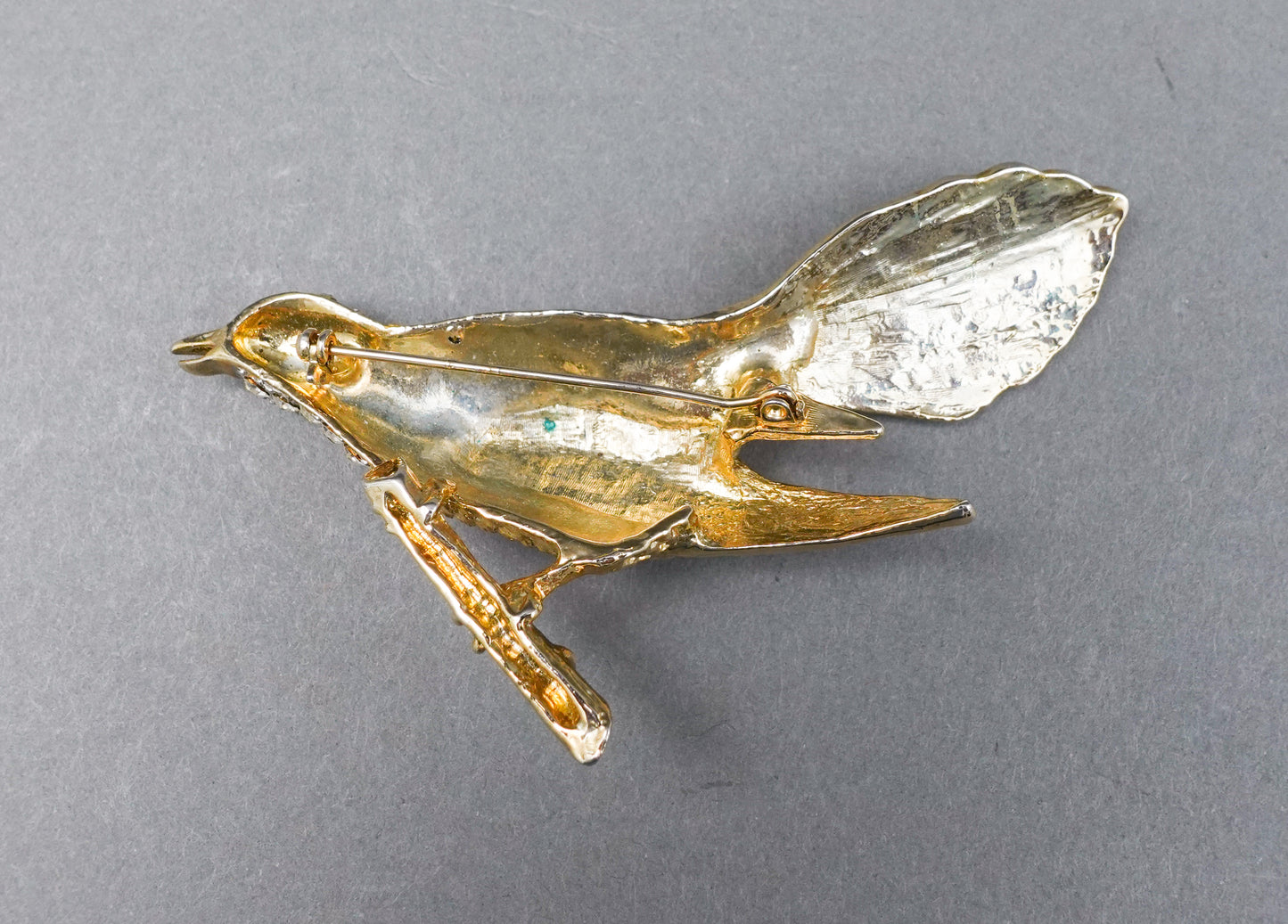 Unsigned Large Gold Tone Pave Rhinestone Bird On Perch Pin Brooch 3 7/8"